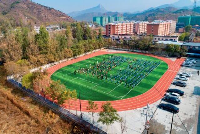 碧桂园为河北滦平县两间房中心小学捐建的新操场。学生在国庆前夕建成的新操场上进行课间操活动。