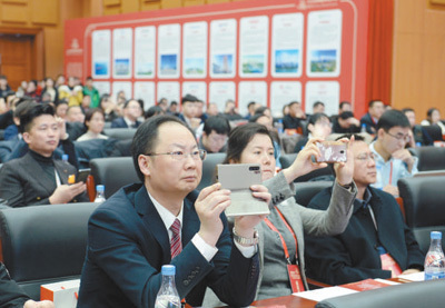 12月18日，第五届中国品牌论坛开幕式现场，嘉宾们专注听会。 　　本版图片均由本报记者陈斌摄