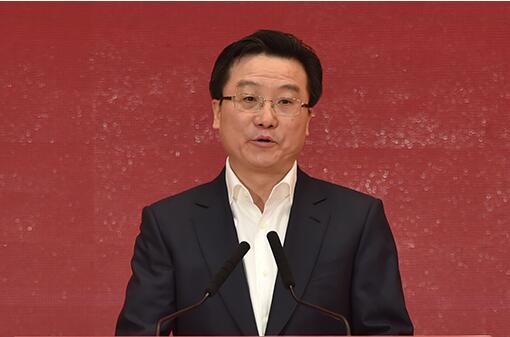 人民日报社副总编辑王一彪宣读启动“中国品 牌发展指数”的倡议。（人民网记者 翁奇羽摄）