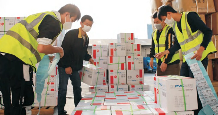 宝能零售深圳配送中心工作人员正在配送防疫物资