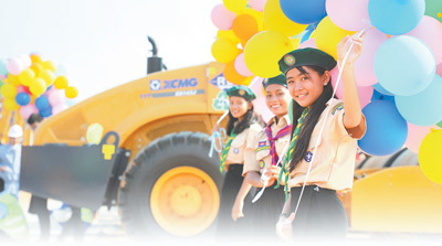 2019年3月，柬埔寨“金边—西哈努克港高速公路”开工建设，当地小学生参加开工仪式庆祝活动。 本报记者 赵益普摄